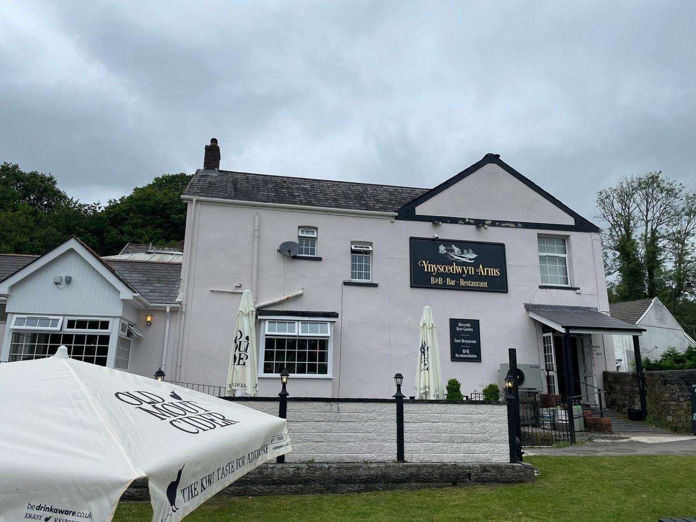 Отель Ynyscedwyn Arms Ystradgynlais Экстерьер фото